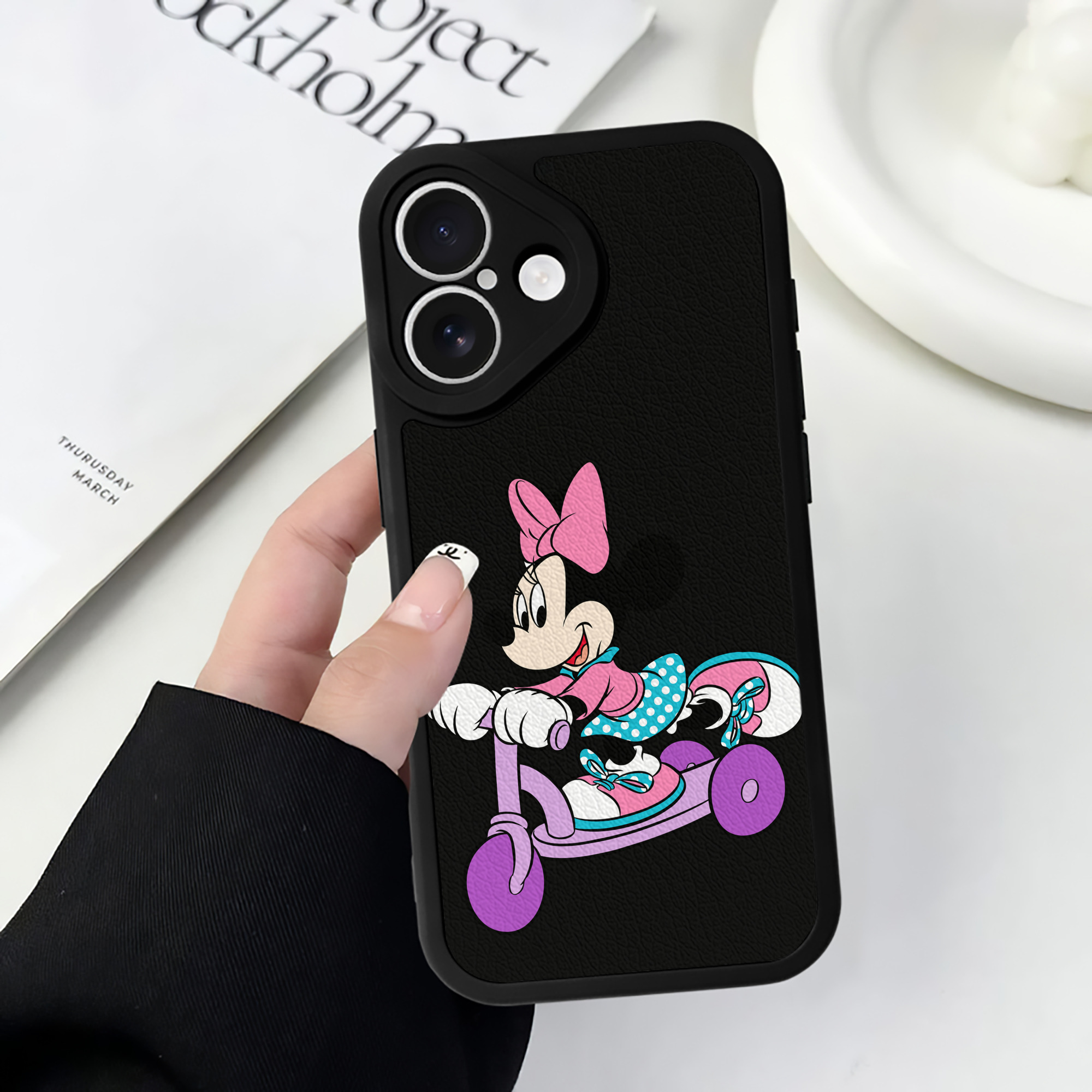 （画像用） ミッキーマウス Mickey Mouse 【iPhone 16シリーズ対応】シリコンスマホケース（レザー調） 材質：シリコン